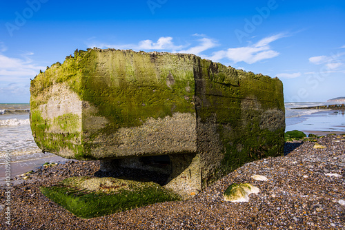 Le bunker renversé de Saint-Aubin-sur-Mer photo