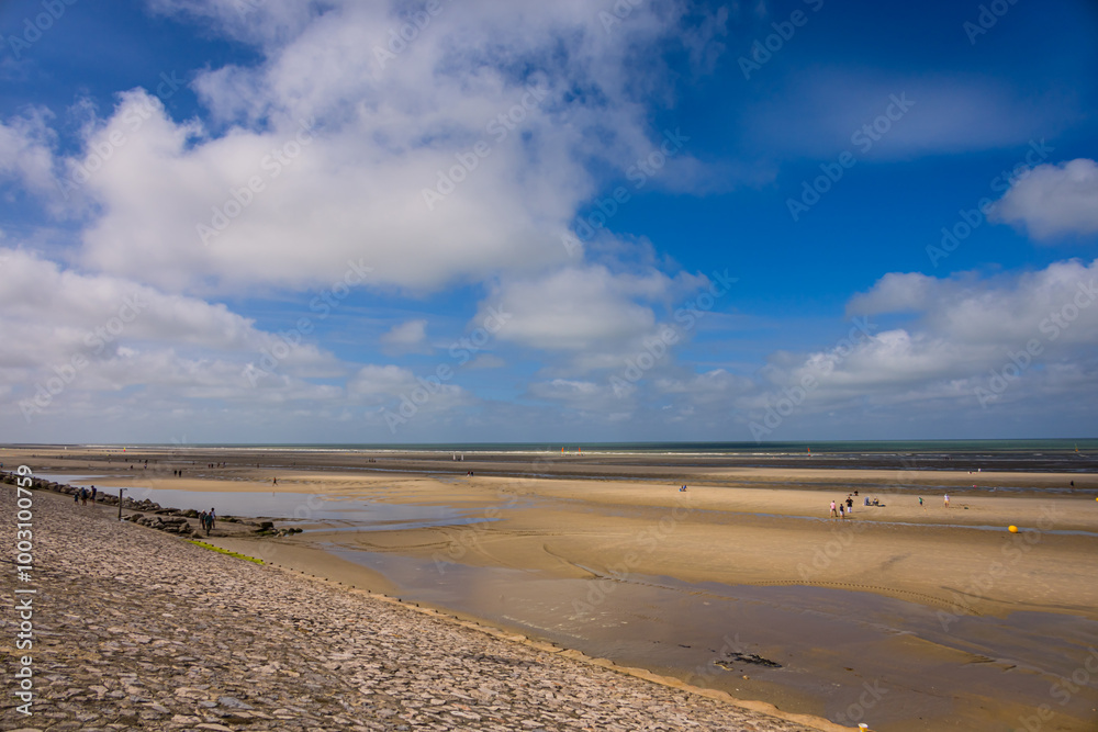 La plage de sable à marée basse à Neufchâtel Hardelot La plage de sable à marée basse à Neufchâtel Hardelot