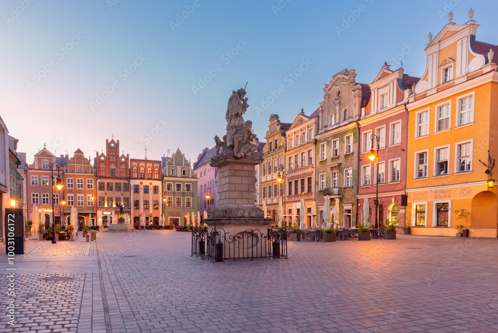 Obraz premium Facades of old colorful houses on the Town Hall Square in Poznan