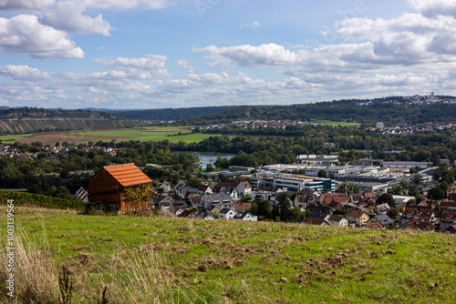 Blick auf den nordöstlichen Teil der Weinstadt Besigheim im schönen Neckartal, in der Mitte ist der Neckar zu sehen.