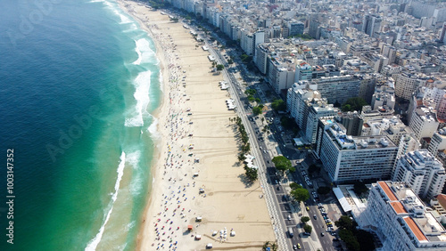 Visão aérea deslumbrante da Praia de Copacabana, no Rio de Janeiro, mostrando a orla, o mar azul e os famosos edifícios à beira-mar, em uma paisagem vibrante e icônica