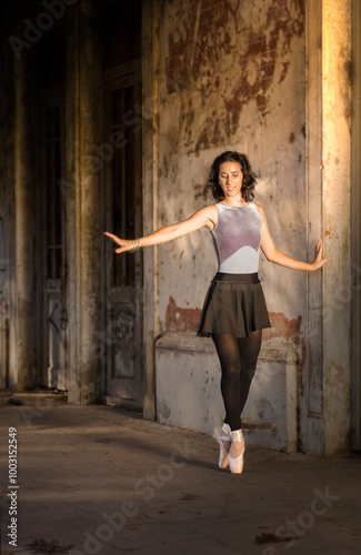 Bailarina en edificio viejo