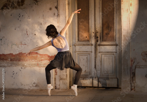 Bailarina en edificio viejo