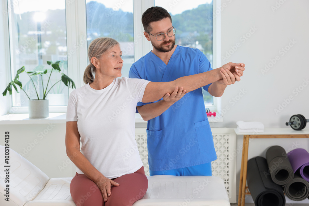 Obraz premium Physiotherapist working with senior patient in rehabilitation center