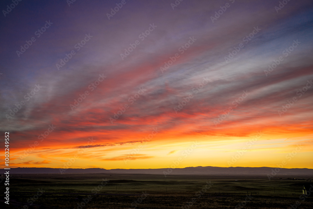 Obraz premium Red orange sunset in open sky Wild West Wyoming