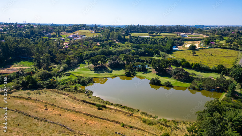 Obraz premium Condomínios Residenciais Casas Alto Padrão Golf Hípica Paisagismo Arquitetura Luxo Segurança Lazer Exclusividade Natureza Jardins Esportes Família Privacidade Clube Social Harmonia Sofisticação