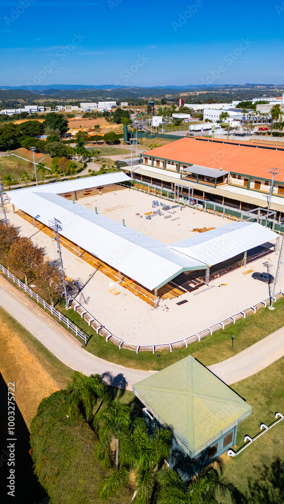 Fototapeta premium Condomínios Residenciais Casas Alto Padrão Golf Hípica Paisagismo Arquitetura Luxo Segurança Lazer Exclusividade Natureza Jardins Esportes Família Privacidade Clube Social Harmonia Sofisticação