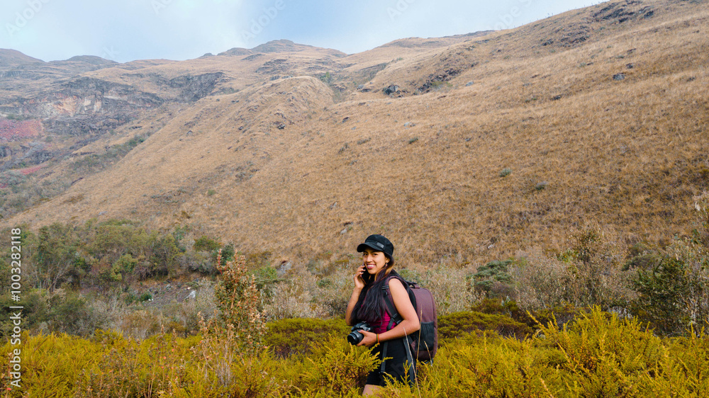 Atractiva joven turista con short responde a videollamadas al aire libre, chica inteligente se comunica con entusiasmo en conferencia en línea al aire libre, turista hablando de grabar contenido Atractiva joven turista con short responde a videollamadas al aire libre, chica inteligente se comunica con entusiasmo en conferencia en línea al aire libre, turista hablando de grabar contenido