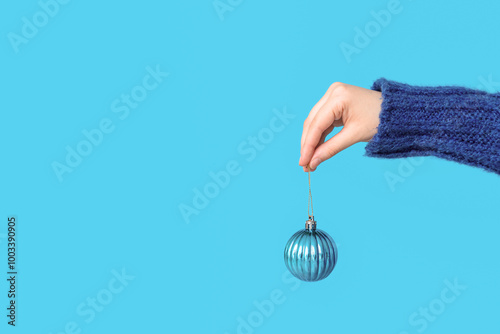 Hand holding blue ribbed ch...