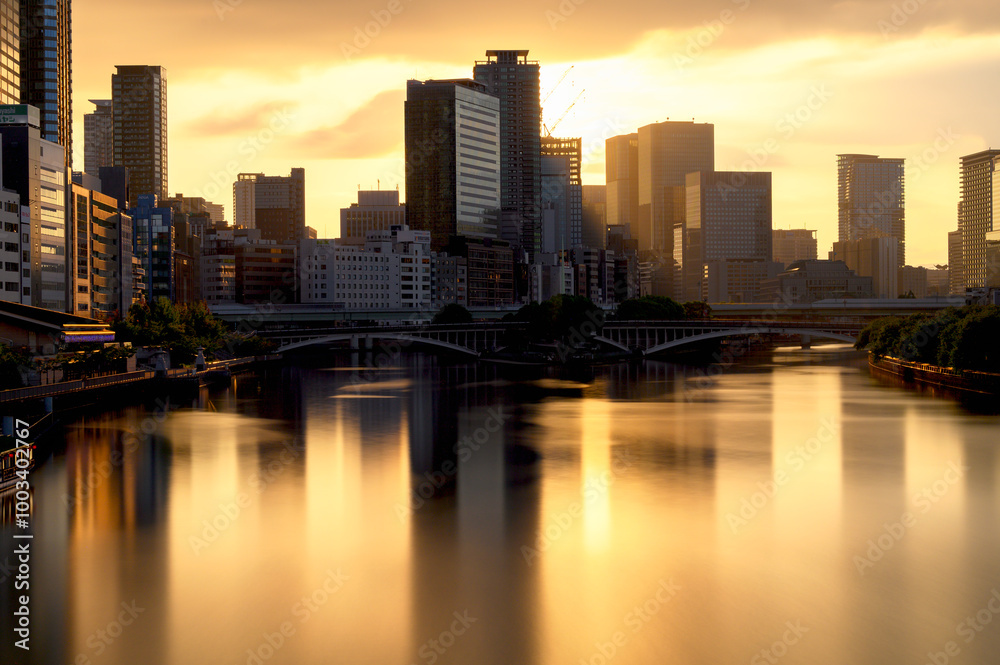 Fototapeta premium 天満橋から見る中の島の夕景