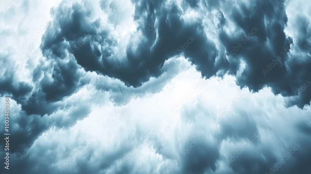 Naklejka premium Dark and Dramatic Cloudy Sky with Atmospheric Mood