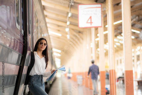 Fotografía Tourist woman getting off the train, Happy young traveler woman off the train at