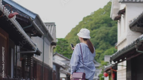 Wallpaper Mural 観光地でスマートフォンで写真撮影を行う旅行中の日本人女性	
 Torontodigital.ca