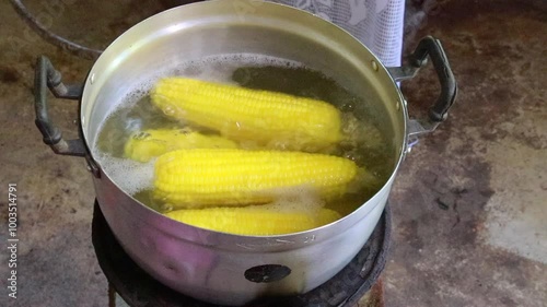  Hot water pot, boiling yellow corn, home cooking from the past to the present, this practice is still practiced all over the world.