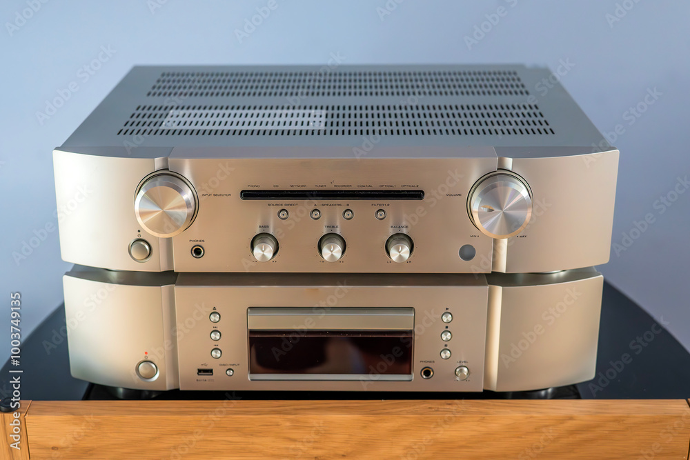 Obraz premium amp and cd player on a shelf in a room