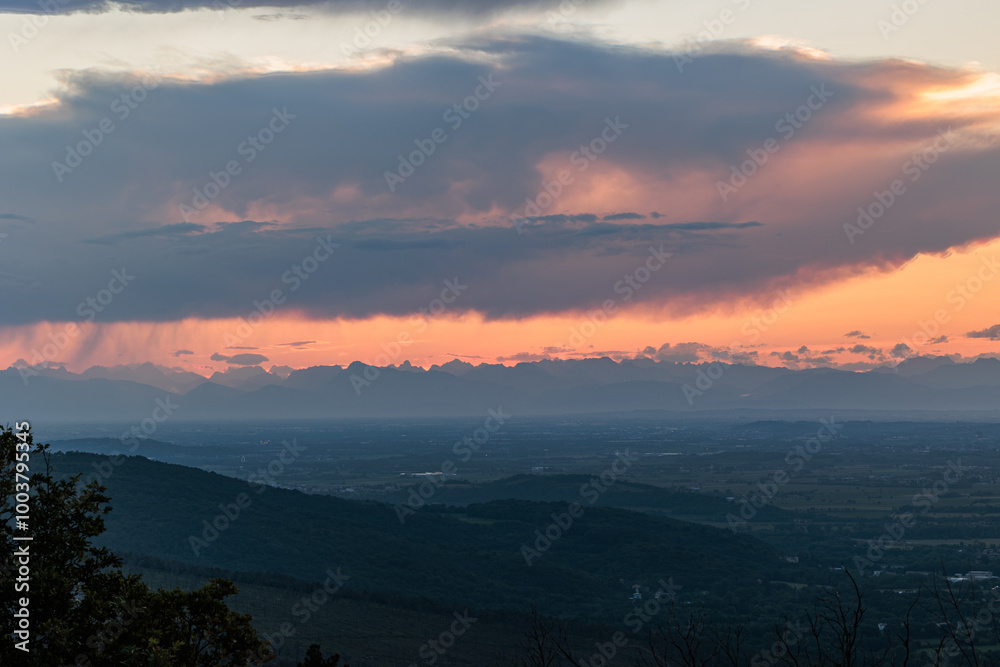 Obraz premium dettagli della vasta pianura del Friuli Venezia Giulia, circondata da colline e montagne, nell'Italia nord orientale, al tramonto, in estate