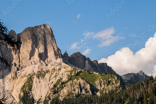 dettagli dei pendii e delle cime del monte Cristallo, nel Veneto settentrionale, illuminate di lato dalla luce del sole del pomeriggio, in estate, sotto un cielo sereno photo