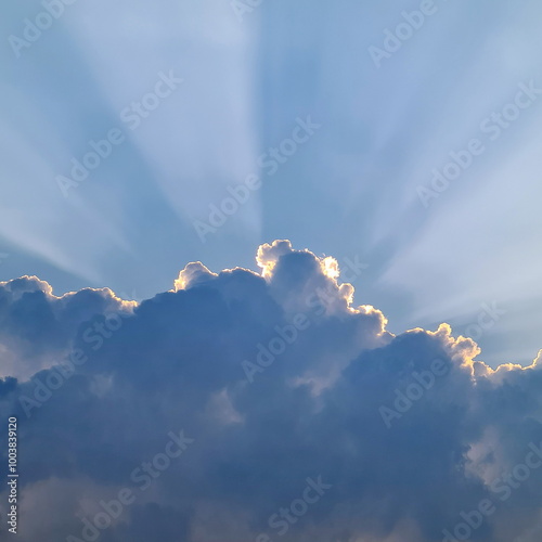 Canvas Print Sunbeam goes through the clouds