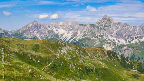 Blick vom Golmer Höhenweg auf die Gipfel Saulakopf und Zimba photo