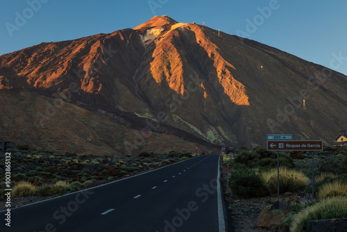 Obraz na płótnie La Ruleta Vista Point with a spectacular views of Teide volcano. This is easy access place to see this mountain. w salonie