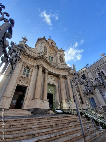 La facciata barocca della Basilica della Collegiata a Catania.