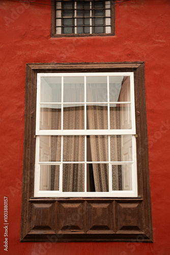 Ventana en fachada de edificio en color caldero.