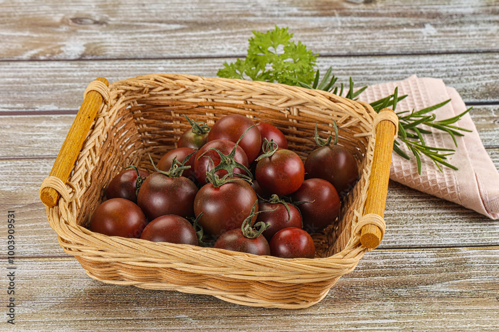 Obraz premium Juicy ripe black cherry tomato