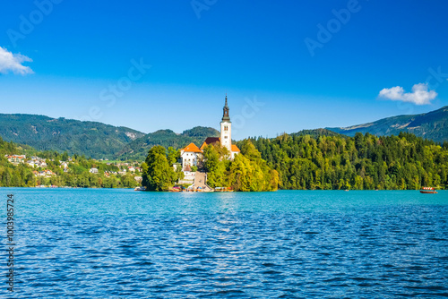Obraz na płótnie Bled lake in Slovenia in autumn, amazing landscape w salonie