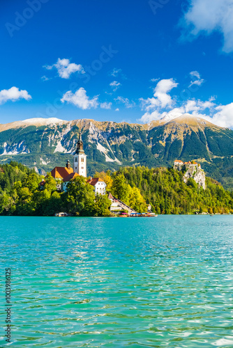 Obraz na płótnie Bled lake in Slovenia in autumn, amazing landscape w salonie