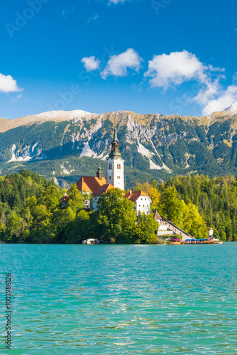 Obraz na płótnie Bled lake in Slovenia in autumn, amazing landscape w salonie