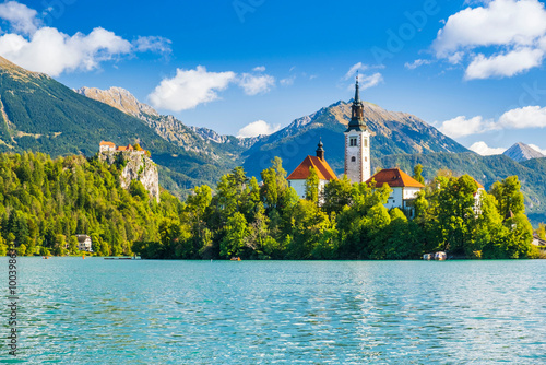 Obraz na płótnie Bled lake in Slovenia in autumn, amazing landscape w salonie