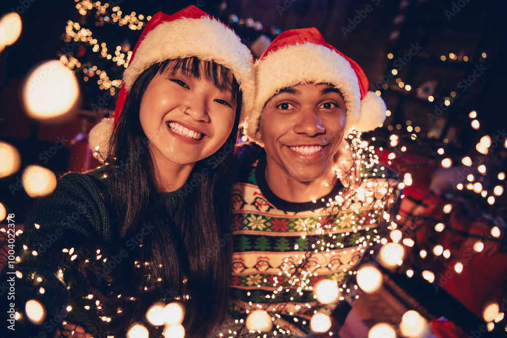 Photo of two young peaceful partners make selfie enjoy festive christmas illumination apartment indoors Photo of two young peaceful partners make selfie enjoy festive christmas illumination apartment indoors