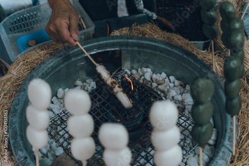 お餅を焼く姿