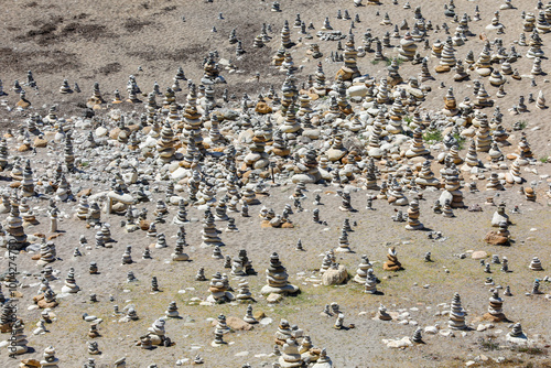 Viele schön gestapelte Steinpyramiden und Steinfiguren photo