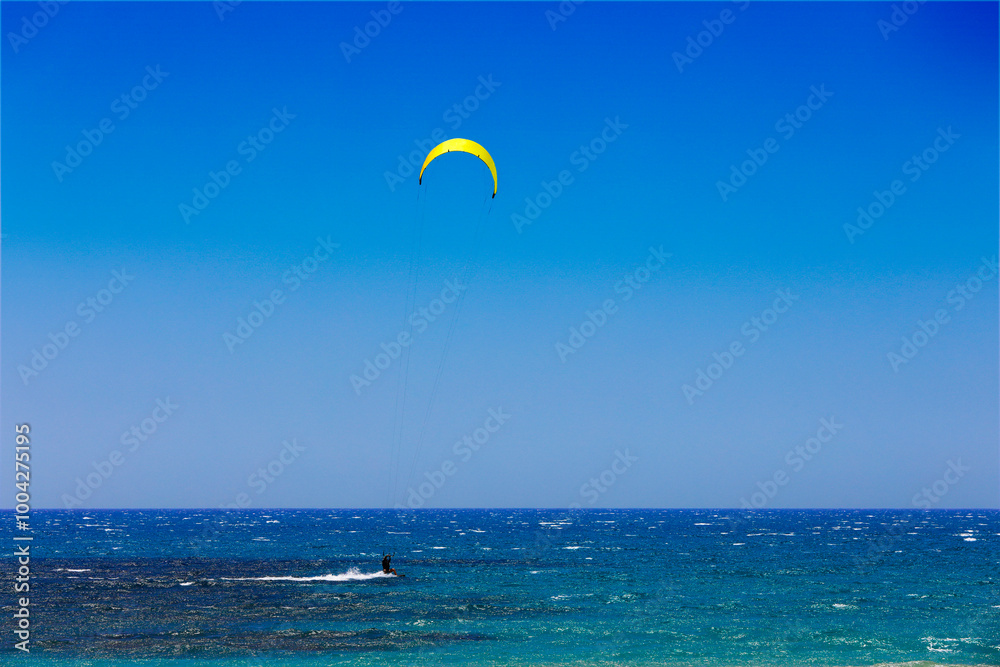 Windkiting auf dem Meer vor der Küste