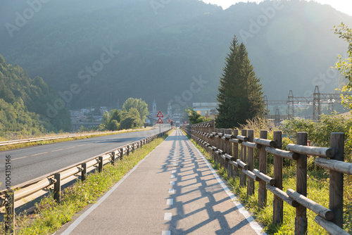 dettagli in prospettiva della strada statale e della ciclovia alpeadria vicino a pontebba, nel Friuli Venezia Giulia settentrionale, di pomeriggio, in estate photo