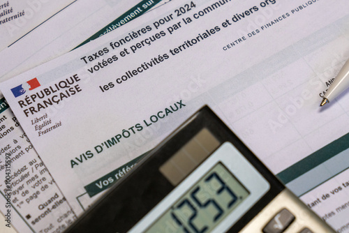 Avis d'impôt taxes foncières, France photo