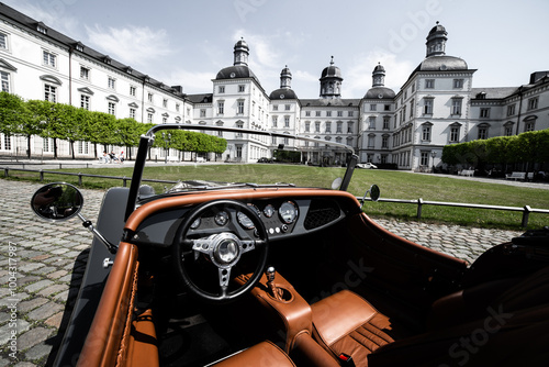 Innenraum eines klassischen Roadsters vor dem Schloss Bensberg photo