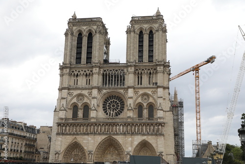 Cathédrale Notre-Dame de Paris : Façade Gothique Ouest et Reconstruction Post-Incendie