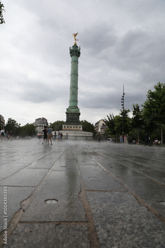 Fototapeta premium Le Génie de la Liberté sur la Colonne de Juillet : Place de la Bastille sous la Pluie à Paris