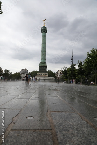 Le Génie de la Liberté sur la Colonne de Juillet : Place de la Bastille sous la Pluie à Paris

