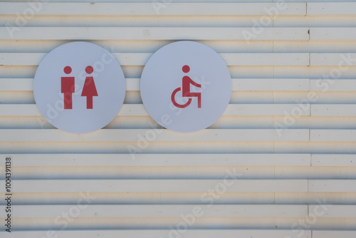 Φωτογραφία Le indicazioni circolari per la toilette pubblica su una parete  bianca a linee