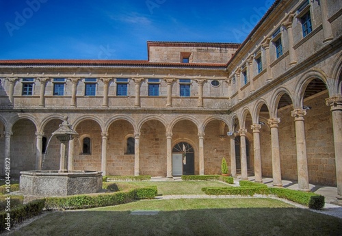 Claustro del monasterio de San Clodio en Leiro, Galicia