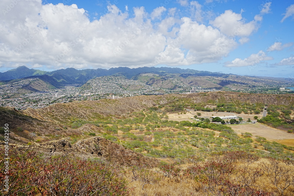 Fototapeta premium View of Diamond Head Volcanic Crater in Hawaii, USA - アメリカ ダイヤモンドヘッドの風景