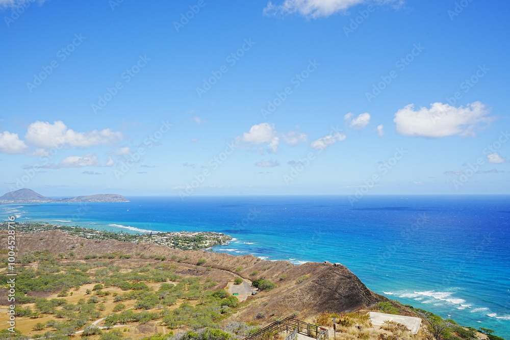 View of Honolulu Hawaii from the Summit of Diamond Head Crater in USA - アメリカ ダイヤモンドヘッド頂上からのホノルル ビーチの風景 View of Honolulu Hawaii from the Summit of Diamond Head Crater in USA - アメリカ ダイヤモンドヘッド頂上からのホノルル ビーチの風景