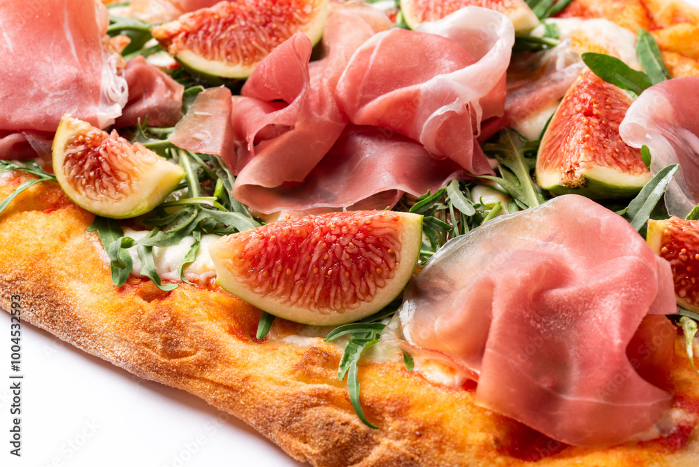 Deliziosa pinsa romana condita con prosciutto crudo e fichi freschi, cibo italiano Deliziosa pinsa romana condita con prosciutto crudo e fichi freschi, cibo italiano