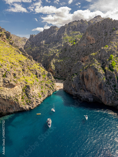 Vue aérienne de la mer bleue et de la côte, île et plage