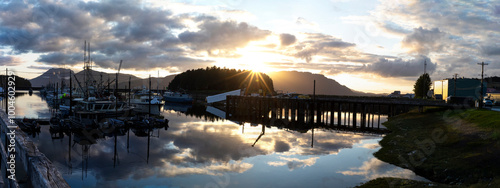 Fotografi sun setting over docks in alaska