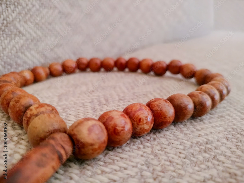 Obraz premium Close-up of Bayong wood prayer beads, handcrafted from premium hardwood native to the Philippines. Perfect for Ramzan, Jummah Mubarak's post.