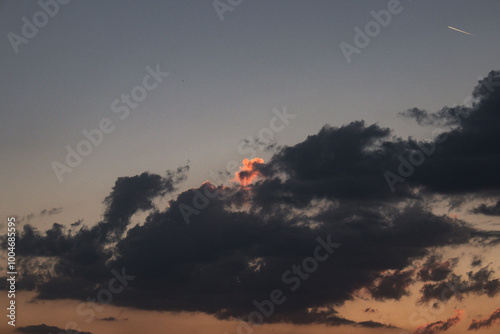 Wallpaper Mural nube roja pequeña en nubes negras Torontodigital.ca